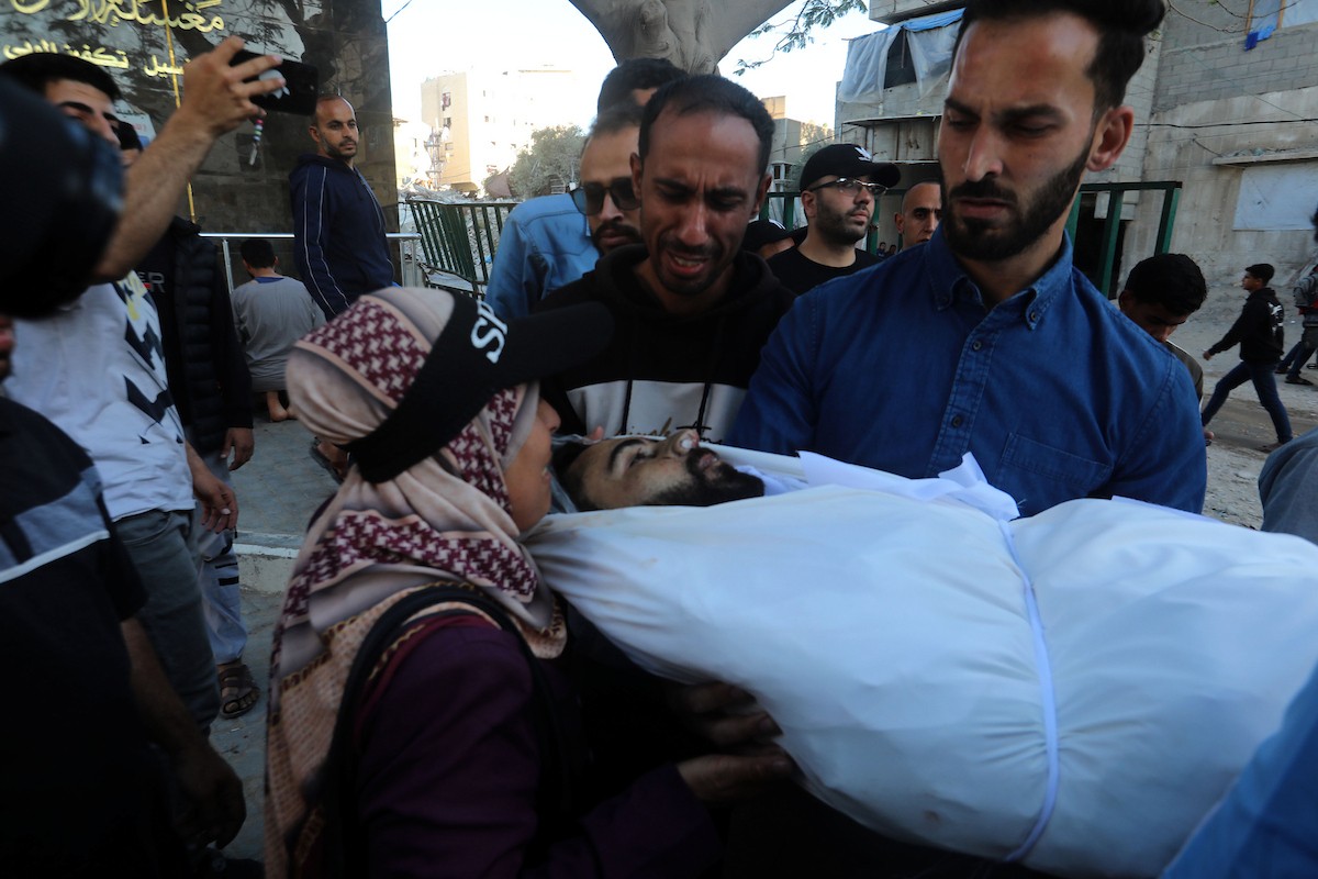 فلسطينيون ينعون جثمان شاب استشهد في غارة جوية إسرائيلية بطائرة مسيّرة استهدفت مجموعة من المدنيين شرق مدينة غزة، في 22 أيار/مايو 2026. وبحسب مصادر محلية، أسفرت الغارة عن استشهاد فلسطيني وإصابة آخرين. تصوير: بلال أسامة.