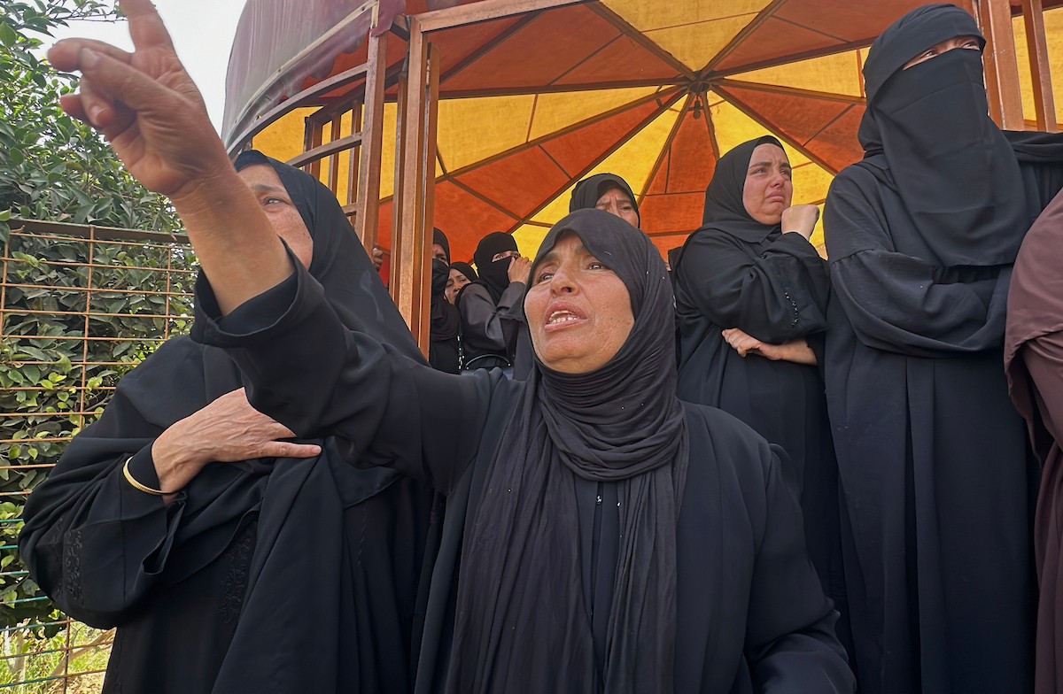 جثمان الشهيد أحمد عبد السلام أبو شاب، الذي ارتقى في غارة جوية إسرائيلية قرب دوار بني سهيلا في خان يونس جنوب قطاع غزة، خلال مراسم التشييع يوم 19 مايو/أيار 2026. تصوير: طارق محمد
