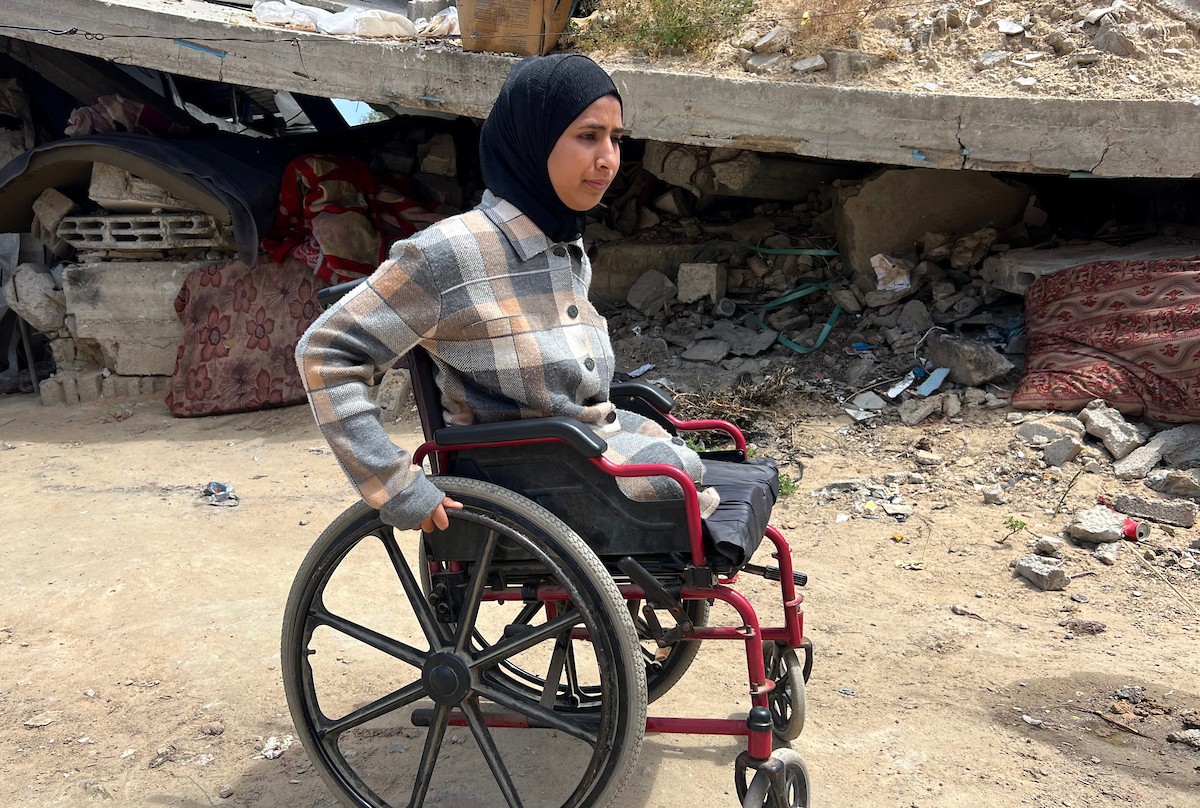 أسيل بطاح فتاة فلسطينية فقدت ساقيها وجميع أفراد أسرتها تعيش ظروف قاسية بين أنقاض مبنى مدمر بمخيم النصيرات وسط قطاع غزة، تأمل  استكمال علاجها الطبي، والحصول على أطراف صناعية، 3 مايو/أيار 2026. (صورة: يوسف أبو وطفة)