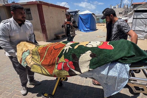 يحمل فلسطينيون جثمان رجل إلى مستشفى شهداء الأقصى في دير البلح، وسط قطاع غزة، في 4 مايو/أيار 2026، بعد استشهاده في غارة جوية إسرائيلية بطائرة مسيرة استهدفت مجموعة من الأشخاص في مخيم البريج. صورة: حسن الجديدي
