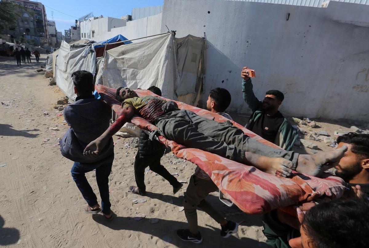 مشيعون يحملون جثمان الطفل الفلسطيني محمود سحويل (15 عاما)  خلال جنازة أقيمت في مستشفى الشفاء بمدينة غزة، 5 مايو/أيار 2026. استشهد الطفل في غارة إسرائيلية استهدفت نقطة تفتيش تابعة للشرطة في حي النصر، غرب غزة. (صورة: بلال أسامة)