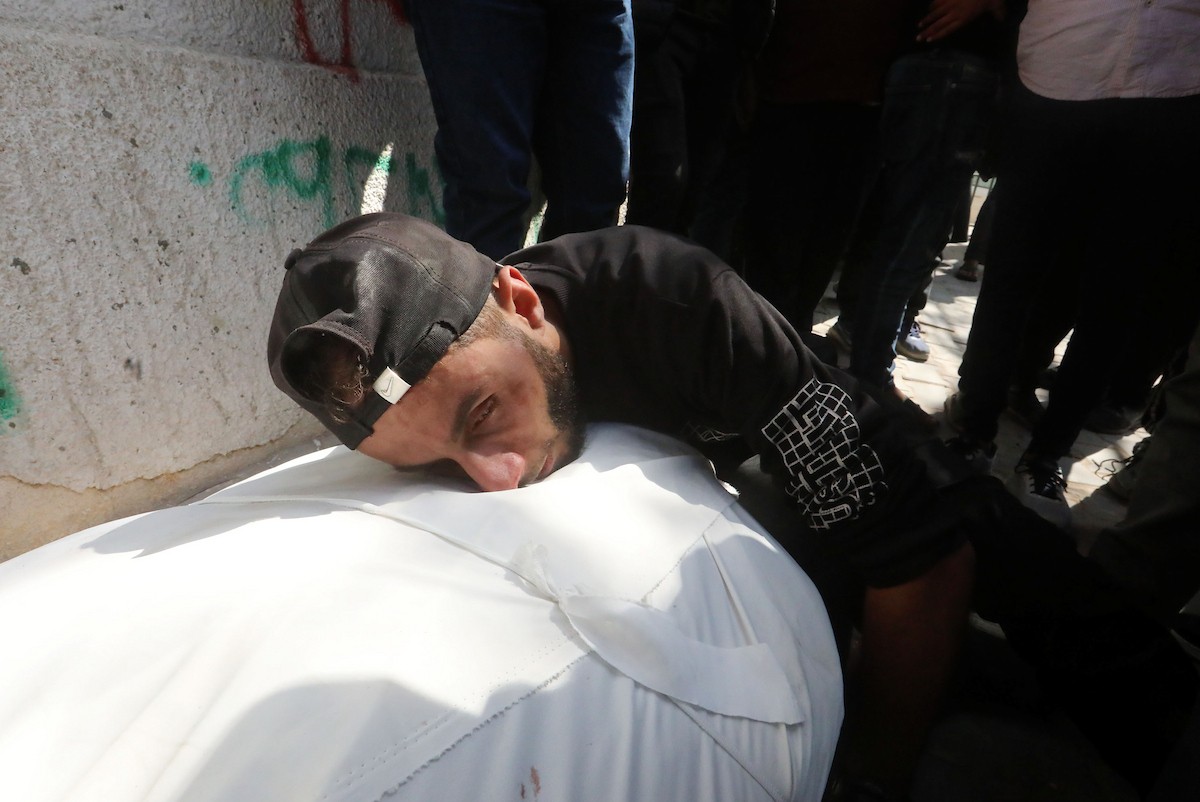 ودّع المشيّعون جثماني فلسطينيين اثنين استشهدا في غارة إسرائيلية استهدفت نقطة مراقبة تابعة للشرطة الفلسطينية في مدينة غزة في 7 مايو/أيار 2026. صورة: بلال أسامة