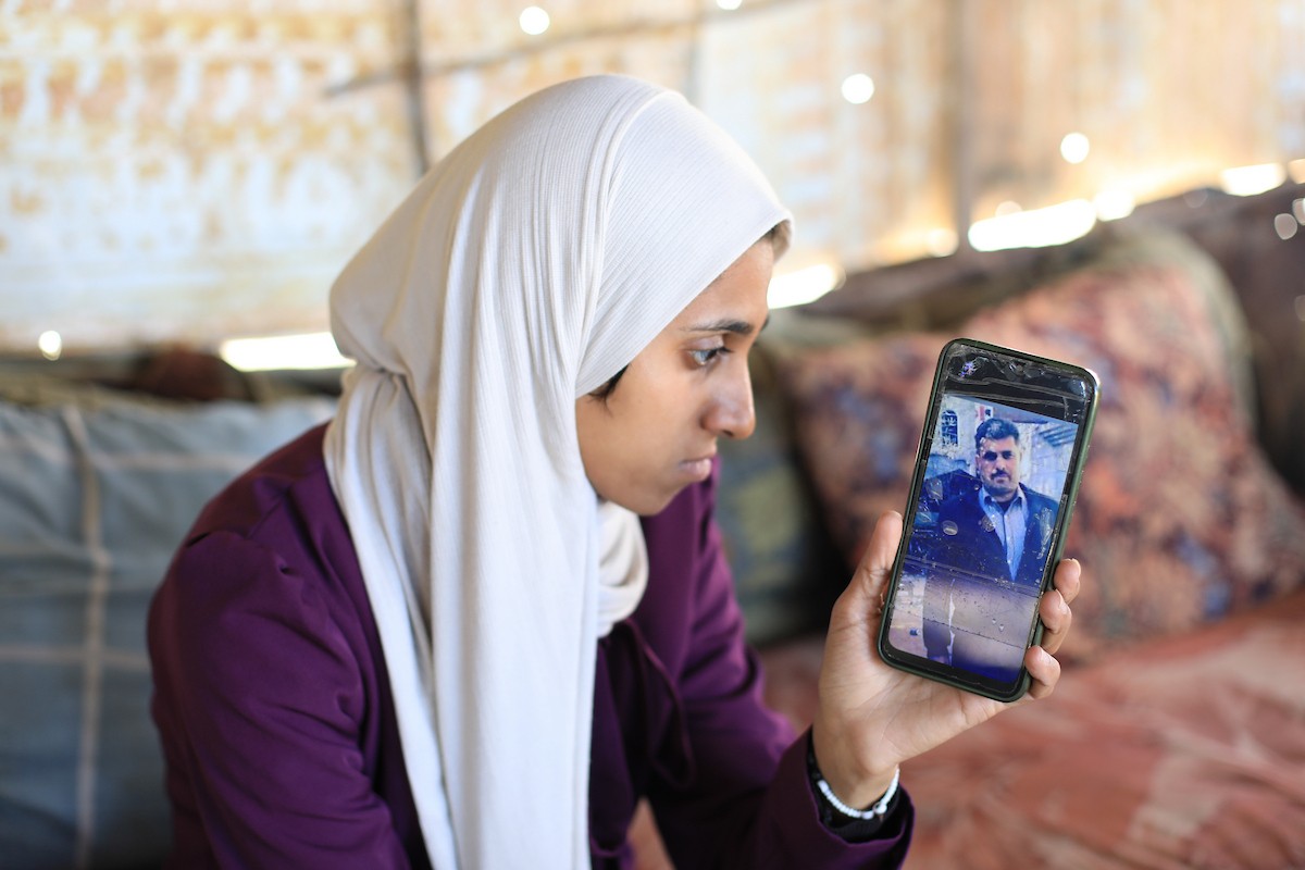 في مخيم البريج وسط قطاع غزة، تعمل الفلسطينية سلامة القريناوي، البالغة من العمر 25 عاماً، في أرض زراعية بتاريخ 7 مايو/أيار 2026، بعدما أجبرتها الحرب على ترك دراستها والبحث عن مصدر رزق لإعالة أسرتها.الصورة: حسن الجديدي