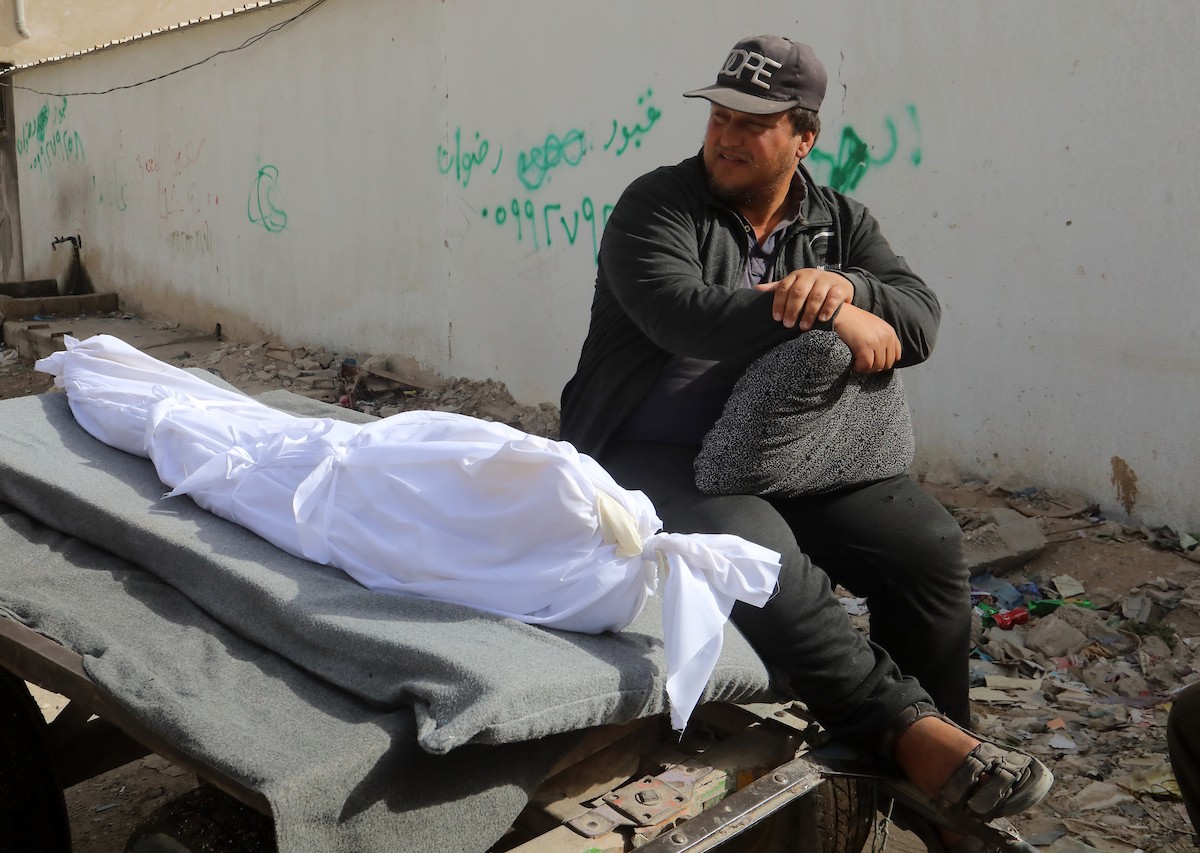 ودّع فلسطينيون جثامين ثلاثة شهداء قُتلوا في غارتين إسرائيليتين منفصلتين مساء اليوم السابق في مستشفى الشفاء بمدينة غزة، في 17 مايو/أيار 2026. (صورة: بلال أسامة)