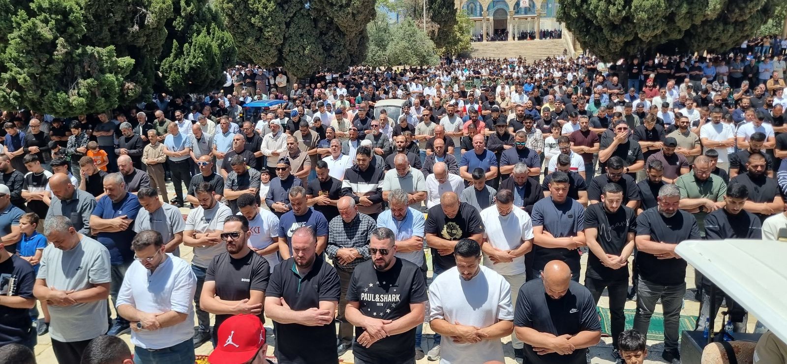 أكثر من 70 ألف مصلٍّ أدّوا اليوم صلاة الجمعة في رحاب المسجد الأقصى المبارك...jpg