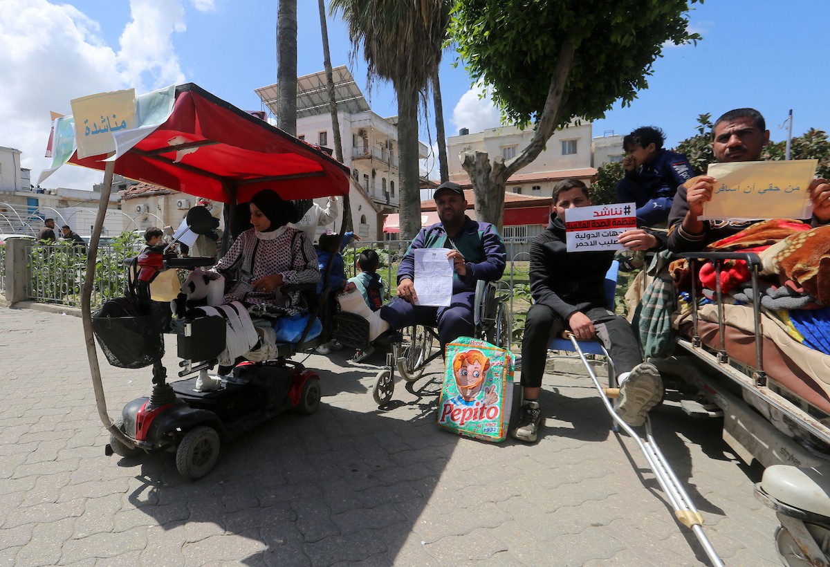 شارك جرحى الحرب الفلسطينيون في احتجاج تحت شعار (حقي في العلاج) للمطالبة بحقهم في مواصلة العلاج الطبي في الخارج وتسريع إجراءات السفر، وسط مدينة غزة، 5 مايو/أيار 2026 (صورة: بلال أسامة)