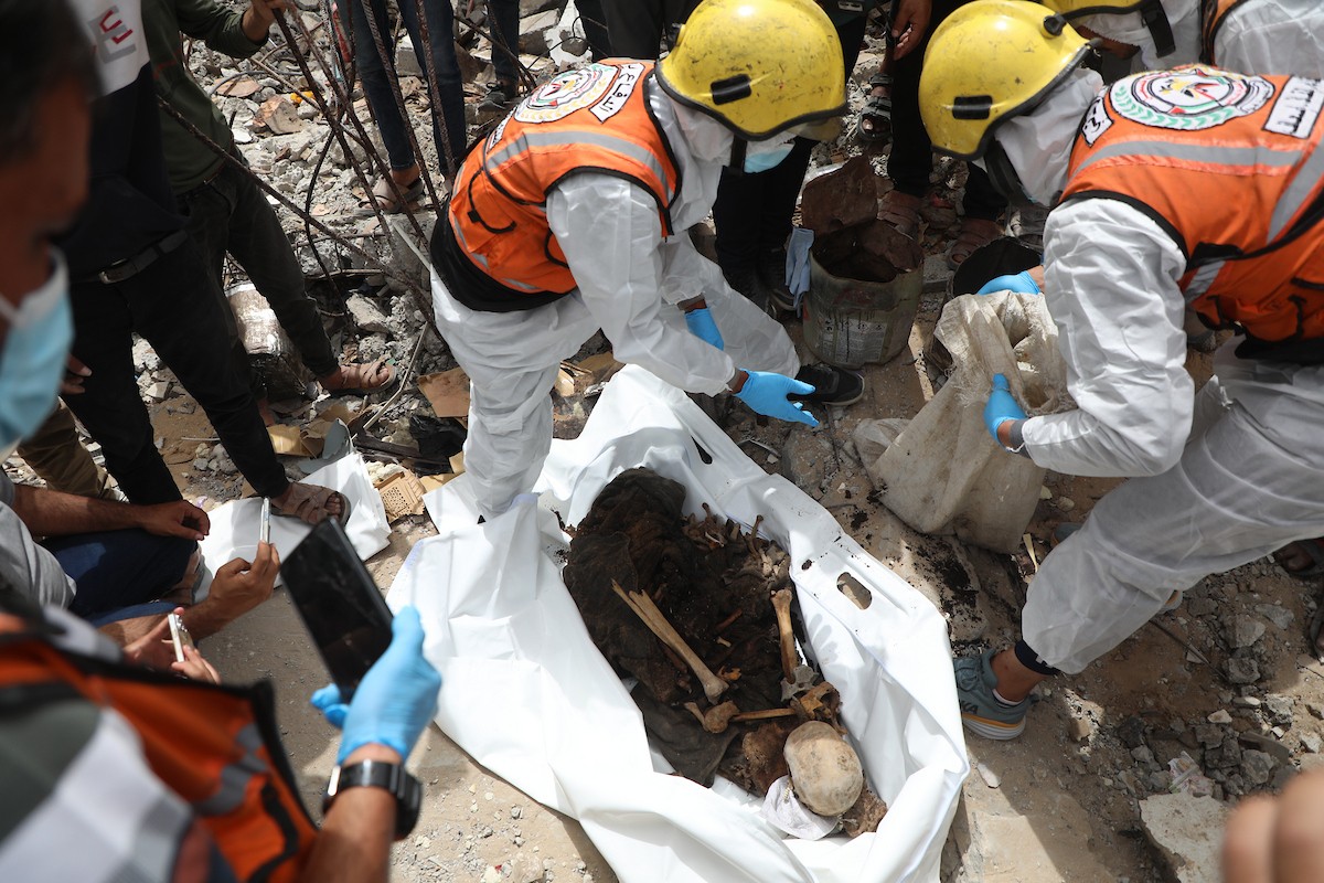 أفراد من عائلة خلة الفلسطينية ينتشلون رفات ضحيتين من تحت أنقاض منزلهم المدمر في منطقة جباليا النزلة شمال قطاع غزة، في 12 مايو/أيار 2026، بعد أكثر من عامين ونصف من استهداف المنزل خلال العمليات العسكرية الإسرائيلية. ولا تزال رفات أكثر من 25 شخصاً يُعتقد أنها عالقة تحت الركام. تصوير: عمر أشتوي
