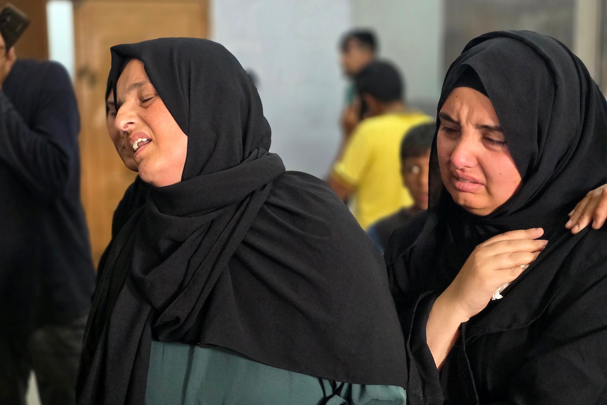 فلسطينيون ينقلون جثمان شاب وعدداً من الجرحى إلى مجمع ناصر الطبي، عقب غارة إسرائيلية استهدفت مجموعة من المدنيين في خان يونس جنوب قطاع غزة، في 18 مايو/أيار 2026. الصورة: طارق محمد