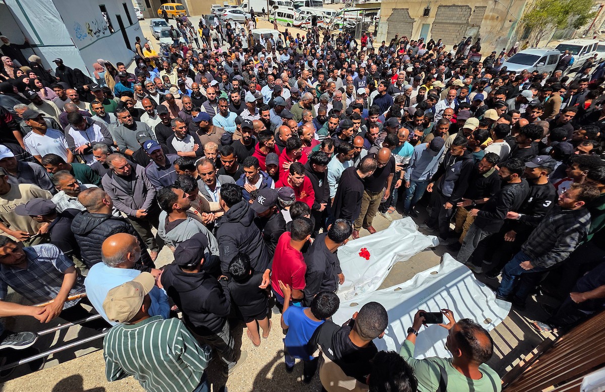 ودّع فلسطينيون في مدينة خان يونس، جنوب قطاع غزة، جثماني الشهيدين المقدم وسام فايز عبد الهادي، مدير مباحث شرطة خان يونس، والرقيب فادي عبد المعطي هيكل، اللذين ارتقيا في غارة إسرائيلية استهدفت مركبة شرطة في المدينة.(صورة: طارق محمد)