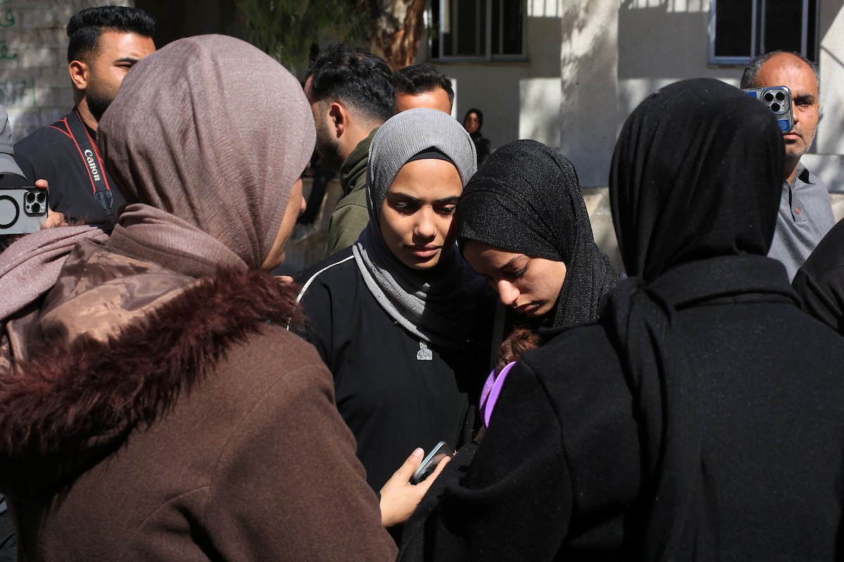 ودّع فلسطينيون جثامين ثلاثة فلسطينيين في مستشفى الشفاء بمدينة غزة، في 7 مايو/أيار 2026. وكانوا قد استشهدوا في الليلة السابقة في غارة إسرائيلية استهدفت مجموعة من المدنيين قرب خيامهم في حي الزيتون، شرق غزة. (صورة: بلال أسامة)