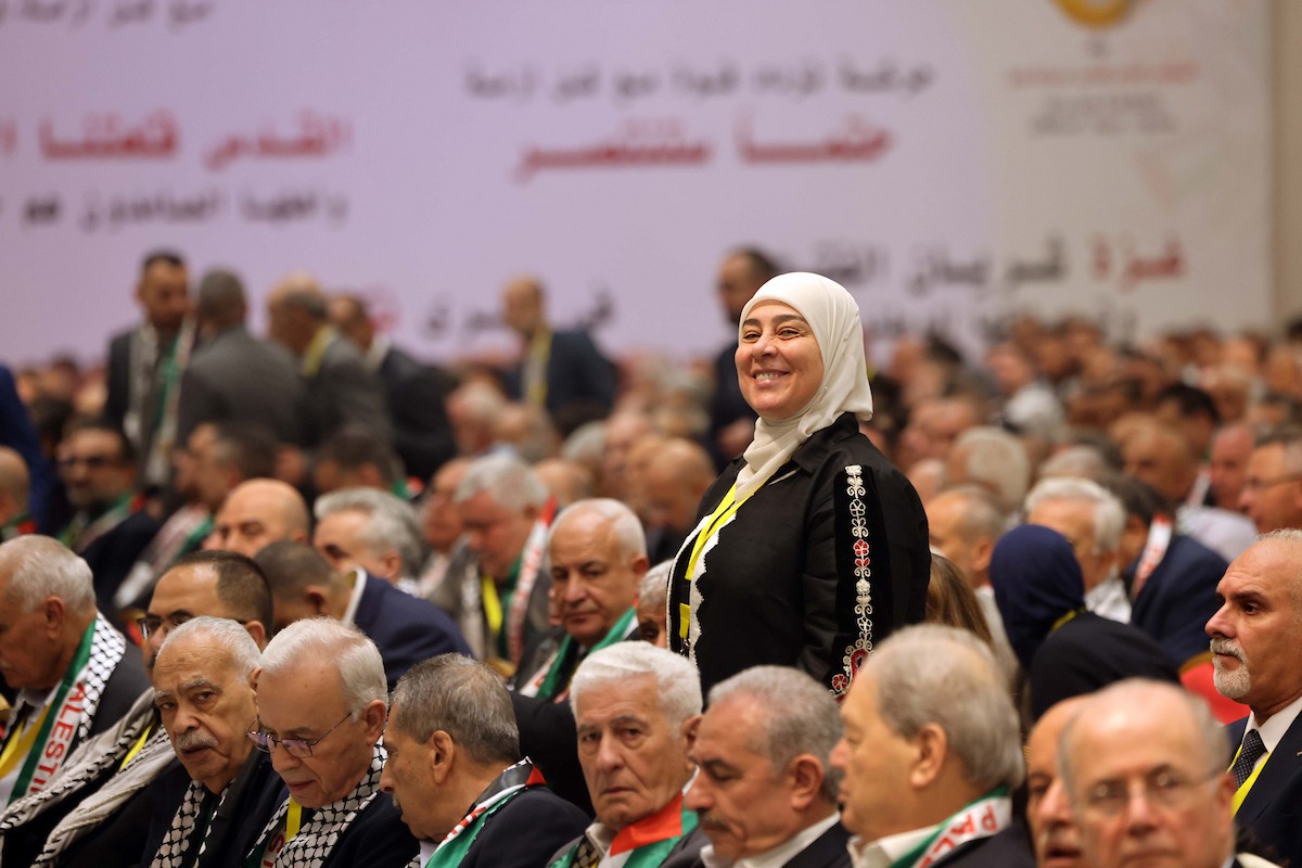 الرئيس الفلسطيني محمود عباس يحضر المؤتمر العام الثامن لحركة التحرير الوطني الفلسطيني “فتح” في رام الله بالضفة الغربية، في 14 أيار/مايو 2026، بمشاركة أكثر من 2500 عضو وآلية اتصال مباشر مع الضفة وغزة ولبنان ومصر. تصوير: ثائر غنايم.