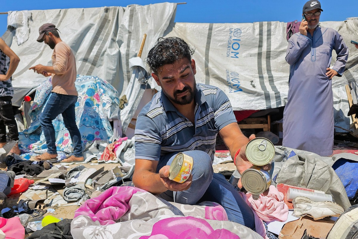 يتفقد فلسطينيون موقع غارة إسرائيلية استهدفت مخيم الغيث في مواسي خان يونس جنوب قطاع غزة في 25 مايو/أيار 2026. صورة: طارق محمد