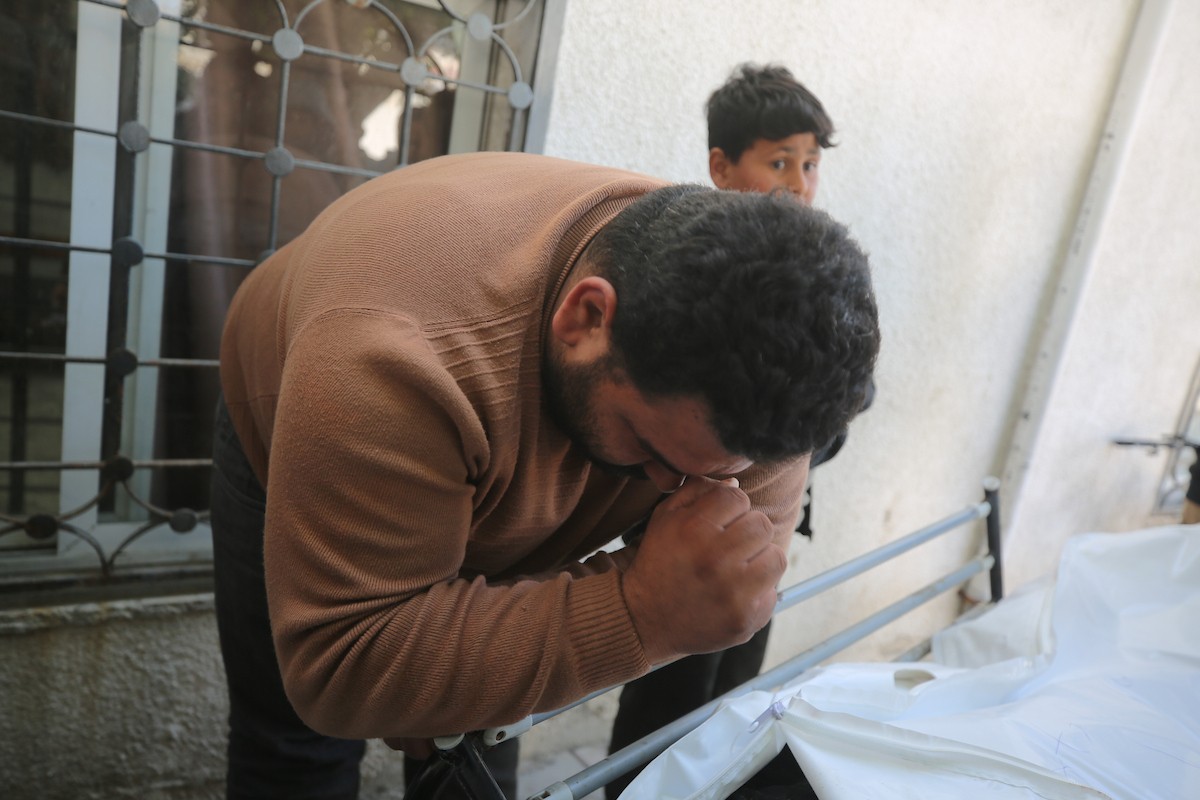 تجمع المشيعون لتوديع جثمان الفلسطيني عوني سامي عمر حسب الله في مستشفى الشفاء بمدينة غزة، في 5 مايو/أيار 2026 (صورة: عمر أشتوي)