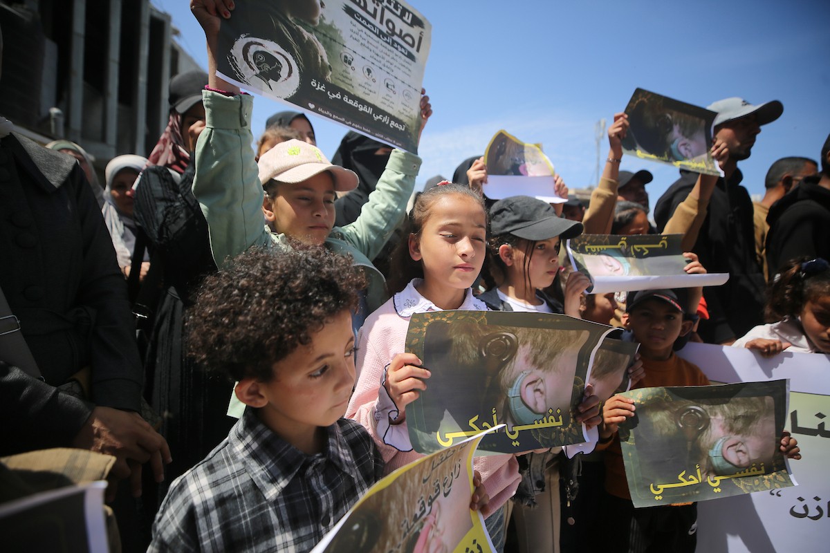 فلسطينيون، من أقارب أطفال خضعوا لزراعة قوقعة الأذن، يشاركون في اعتصام للمطالبة باستئناف العلاج الطبي لأطفالهم في مدينة غزة، 2 مايو/أيار 2026.(صورة: عمر أشتوي)