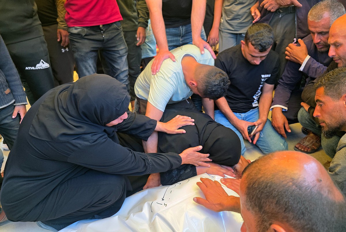 فلسطينيون ينعون جثمان الشهيد رأفت بريكة، 42 عامًا، الذي استشهد بنيران الجيش الإسرائيلي أثناء رعيه الأغنام قرب “الخط الأصفر” جنوب قطاع غزة، في 22 أيار/مايو 2026. تصوير: طارق محمد.