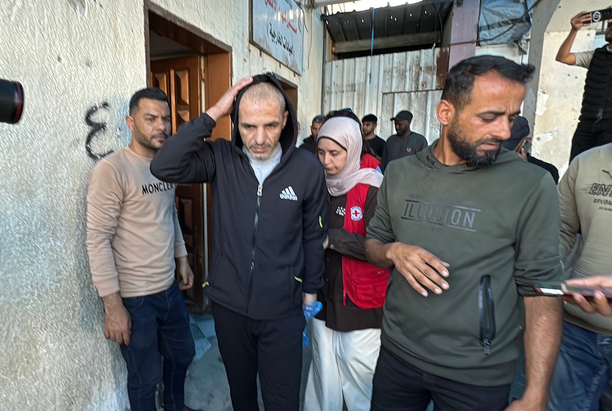 وصل خمسة أسرى فلسطينيين مُفرج عنهم إلى مستشفى شهداء الأقصى في دير البلح وسط قطاع غزة، 11 مايو/أيار 2026، على متن سيارات تابعة للجنة الدولية للصليب الأحمر، بعد أن أطلق الجيش الإسرائيلي سراحهم. (صورة: أحمد إبراهيم)