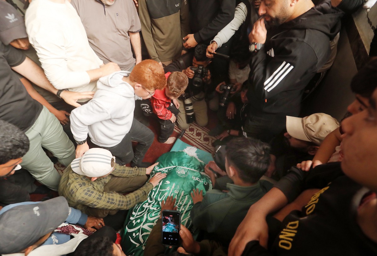 مشيعون يحملون جثمان قائد الجناح العسكري لحركة حماس، عز الدين الحداد، خلال جنازته في مدينة غزة، بعد اغتياله في غارة إسرائيلية استهدفته مساء الجمعة. غزة، 16 مايو/أيار 2026. تصوير: بلال أسامة
