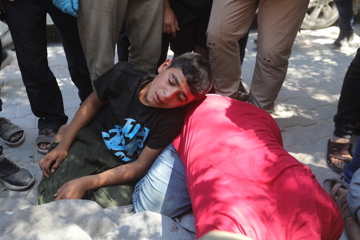 غزة: فلسطينيون يشيعون جثامين عدد من رجال الشرطة الذين قضوا في غارة إسرائيلية استهدفت منطقة التوام شمال قطاع غزة، وذلك داخل مستشفى الشفاء، بتاريخ 23 مايو/أيار 2026.تصوير : بلال أسامة