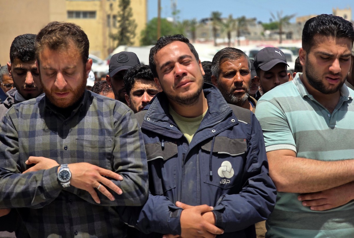 ودّع فلسطينيون في مدينة خان يونس، جنوب قطاع غزة، جثماني الشهيدين المقدم وسام فايز عبد الهادي، مدير مباحث شرطة خان يونس، والرقيب فادي عبد المعطي هيكل، اللذين ارتقيا في غارة إسرائيلية استهدفت مركبة شرطة في المدينة.(صورة: طارق محمد)
