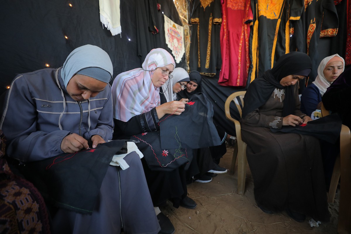 شارك فلسطينيون نازحون في فعالية شعبية بمناسبة عيد العمال العالمي داخل مركز إيواء في مخيم المغازي وسط قطاع غزة، في الأول من مايو/أيار 2026.( تصوير: حسن الجديدي)