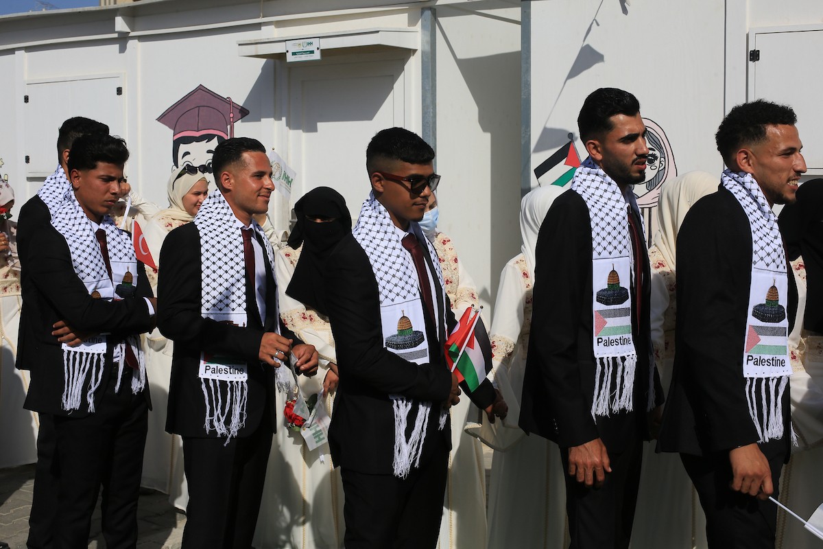 شارك فلسطينيون في مدينة غزة في حفل زفاف جماعي للعرائس والعرسان، نظمته مؤسسة الإغاثة الإنسانية التركية IHH ، 11 مايو/أيار 2026، ضمن مبادرة إنسانية لدعم 50 عريسًا من أبناء الفلسطينيين الذين استشهدوا خلال الحرب.(صورة: بلال أسامة)
