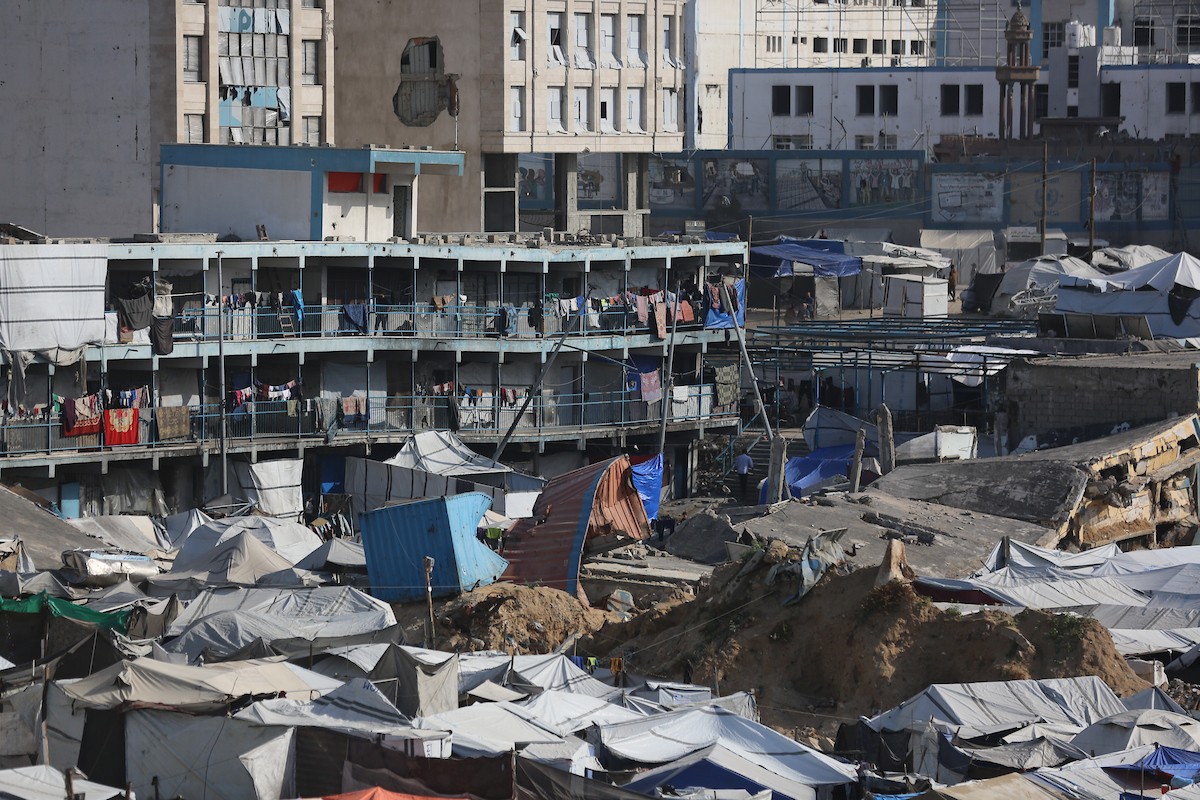 تُظهر صور عامة خيامًا مكتظة تؤوي فلسطينيين نازحين غرب مدينة غزة،  10 أيار/ مايو 2026، حيث يعيش آلاف السكان في ظروف إنسانية قاسية وسط نقص حاد في الخدمات الأساسية ومقومات الحياة اليومية.(صورة: عمر أشتوي)