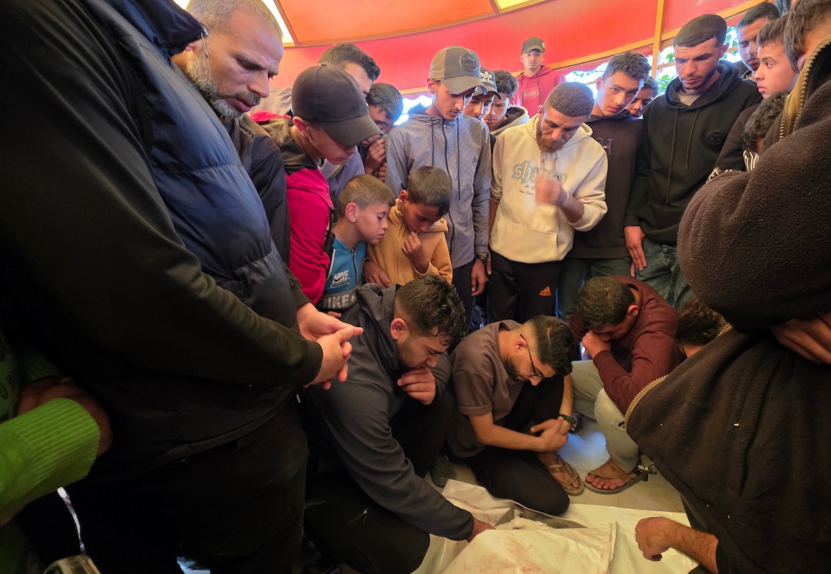 فلسطينيون يشاركون في جنازة العقيد في الشرطة نسيم الكلازاني، الذي استشهد في غارة إسرائيلية استهدفت سيارته في خان يونس، جنوب قطاع غزة، في 6 مايو/أيار 2026.تصوير: طارق محمد
