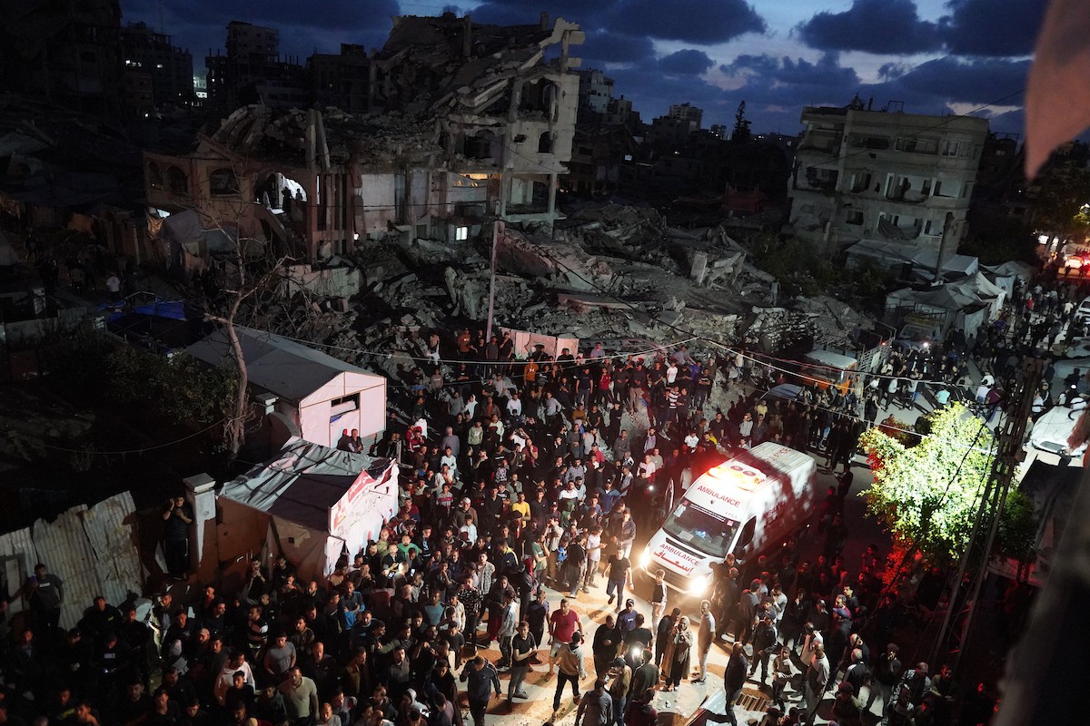 ردود فعل فلسطينية على حريق اندلع عقب غارة إسرائيلية على مبنى سكني في حي الرمال بمدينة غزة، الجمعة 15 مايو/أيار 2026. صورة: عمر أشتوي.