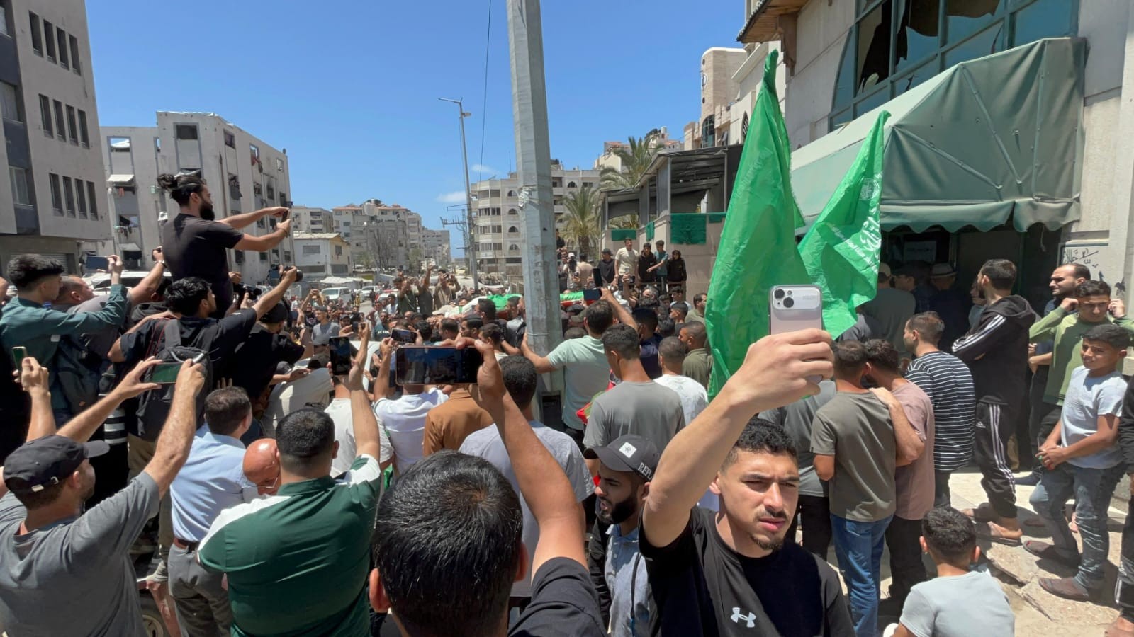 جماهير غفيرة تشيع الشهيد القائد محمد عودة وعائلته في مدينة غزة ززز.jpg