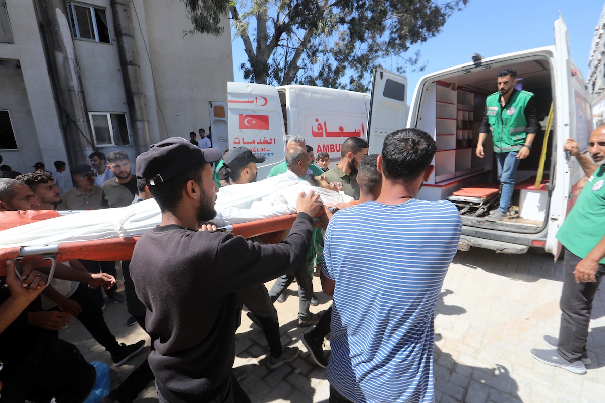مشيعون يتفاعلون خلال جنازة رجال شرطة قُتلوا في غارة إسرائيلية على موقع عسكري، في مستشفى الشفاء بمدينة غزة في 23 مايو/أيار 2026. صورة: بلال أسامة