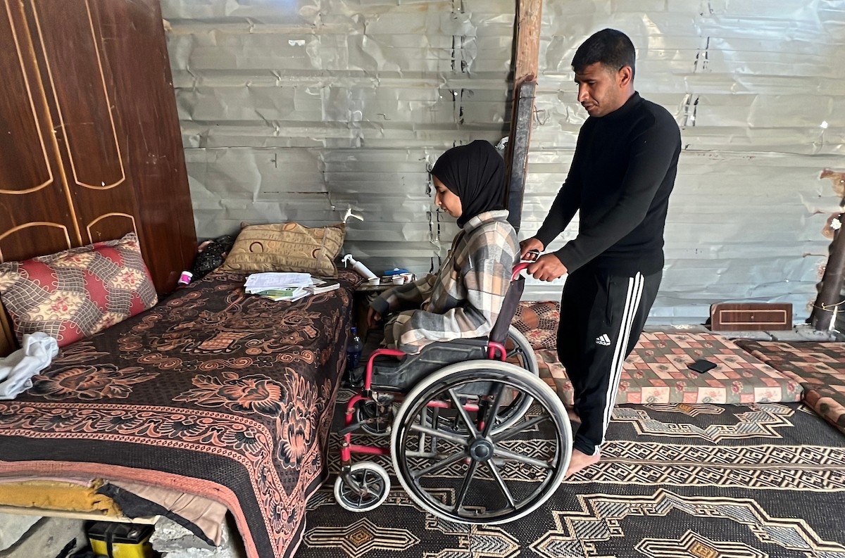 أسيل بطاح فتاة فلسطينية فقدت ساقيها وجميع أفراد أسرتها تعيش ظروف قاسية بين أنقاض مبنى مدمر بمخيم النصيرات وسط قطاع غزة، تأمل  استكمال علاجها الطبي، والحصول على أطراف صناعية، 3 مايو/أيار 2026. (صورة: يوسف أبو وطفة)