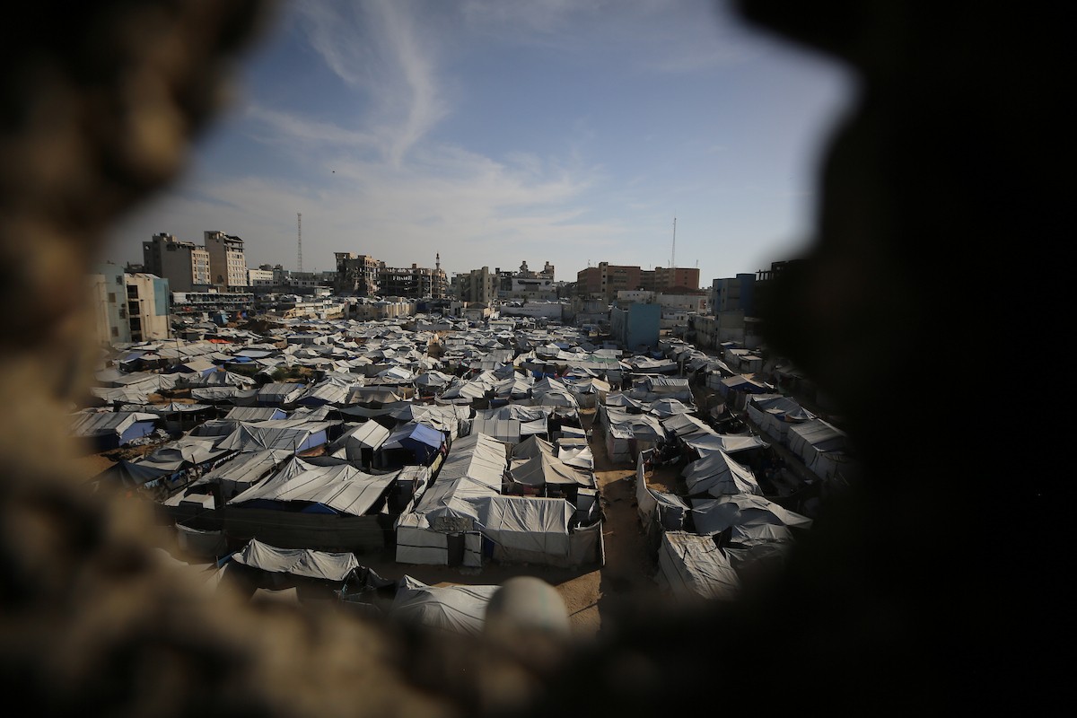 تُظهر صور عامة خيامًا مكتظة تؤوي فلسطينيين نازحين غرب مدينة غزة،  10 أيار/ مايو 2026، حيث يعيش آلاف السكان في ظروف إنسانية قاسية وسط نقص حاد في الخدمات الأساسية ومقومات الحياة اليومية.(صورة: عمر أشتوي)