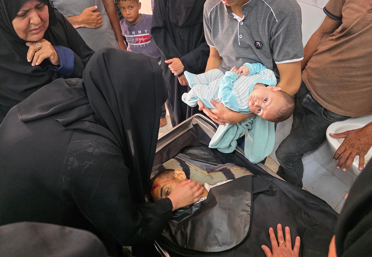فلسطينيون ينقلون جثمان شاب وعدداً من الجرحى إلى مجمع ناصر الطبي، عقب غارة إسرائيلية استهدفت مجموعة من المدنيين في خان يونس جنوب قطاع غزة، في 18 مايو/أيار 2026. الصورة: طارق محمد