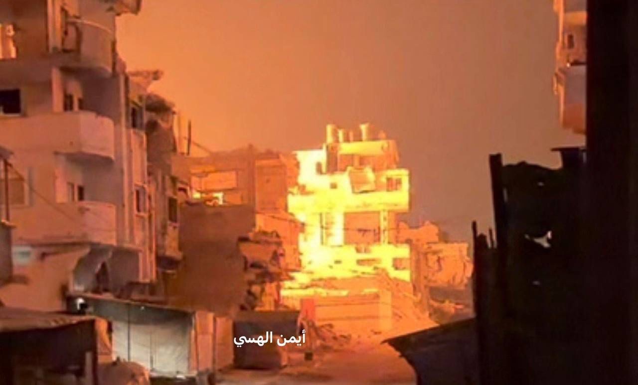 دمار كبير جراء شنّ طائرات الاحتلال غارةً جوية على مربع سكني في مخيم الشاطئ، غرب مدينة غزة .....jpg