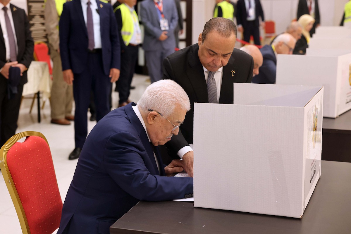الرئيس الفلسطيني محمود عباس يدلي بصوته خلال انتخابات اللجنة المركزية والمجلس الثوري في المؤتمر الثامن لحركة فتح، في رام الله بالضفة الغربية المحتلة، يوم السبت 16 مايو/أيار 2026. تصوير: ثائر غنايم