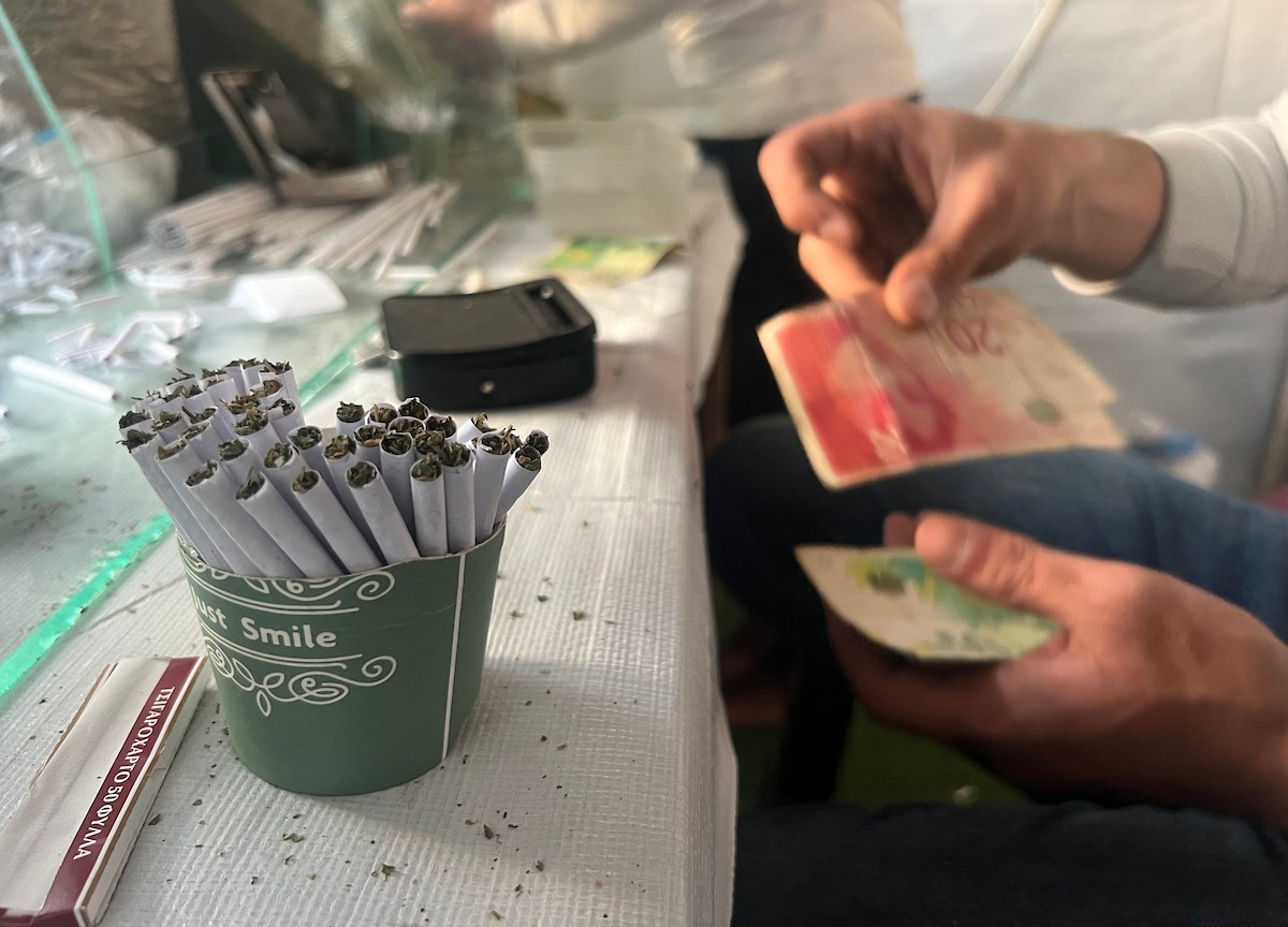 بائعون فلسطينيون يعرضون سجائر مصنوعة من أوراق الملوخية المجففة كبديل للتبغ، وسط نقص حاد في المعروض بمدينة غزة، 23 مايو/أيار 2026. الصورة: يوسف أبو وطفة
