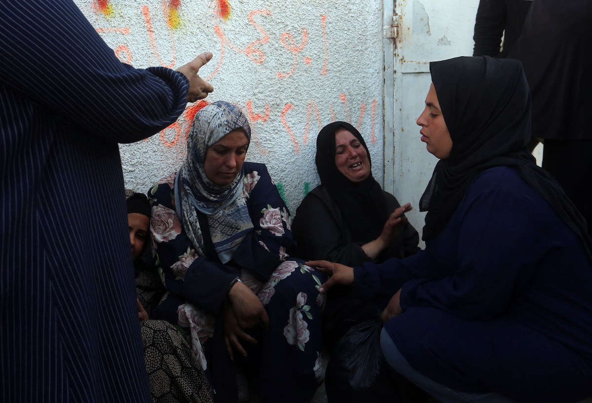 مشيعون يحملون جثمان الطفل الفلسطيني محمود سحويل (15 عاما)  خلال جنازة أقيمت في مستشفى الشفاء بمدينة غزة، 5 مايو/أيار 2026. استشهد الطفل في غارة إسرائيلية استهدفت نقطة تفتيش تابعة للشرطة في حي النصر، غرب غزة. (صورة: بلال أسامة)
