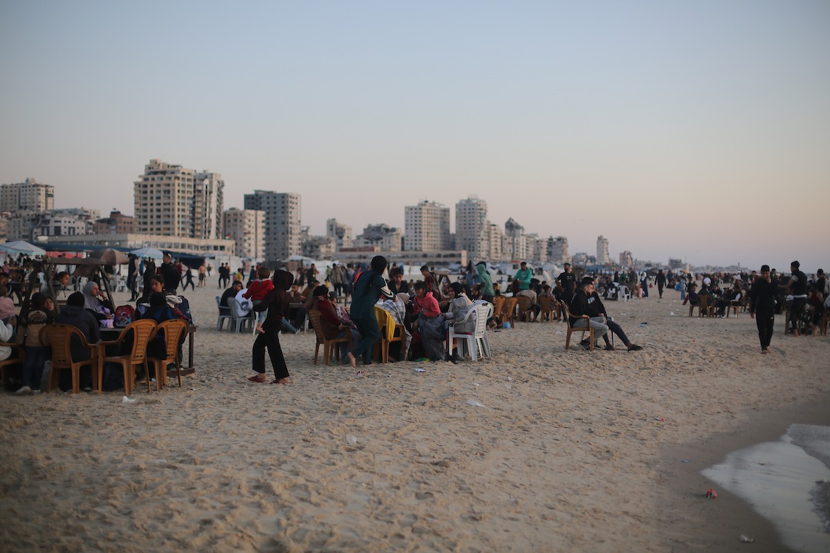 يقضي الفلسطينيون النازحون وقتهم على شاطئ غرب مدينة غزة، في الأول من مايو/أيار 2026، بحثًا عن متنفس من ظروف معيشية قاسية. يلجأ السكان إلى البحر كمتنفس من ضغوط الحياة اليومية(صورة: عمر أشتوي)