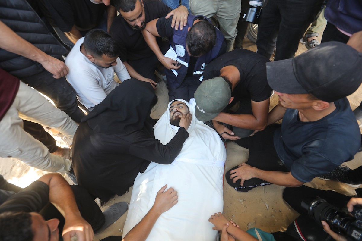 غزة: فلسطينيون يشيعون جثامين عدد من رجال الشرطة الذين قضوا في غارة إسرائيلية استهدفت منطقة التوام شمال قطاع غزة، وذلك داخل مستشفى الشفاء، بتاريخ 23 مايو/أيار 2026.تصوير : بلال أسامة