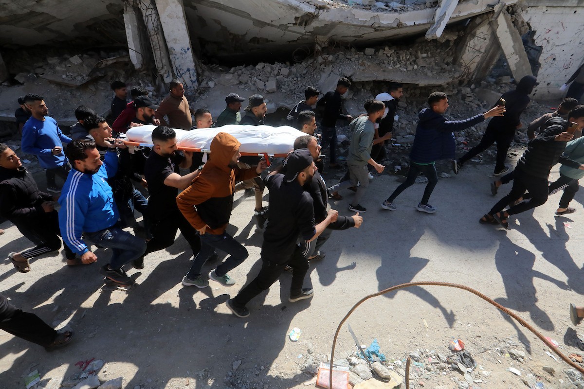 ودّع المشيّعون جثماني فلسطينيين اثنين استشهدا في غارة إسرائيلية استهدفت نقطة مراقبة تابعة للشرطة الفلسطينية في مدينة غزة في 7 مايو/أيار 2026. صورة: بلال أسامة
