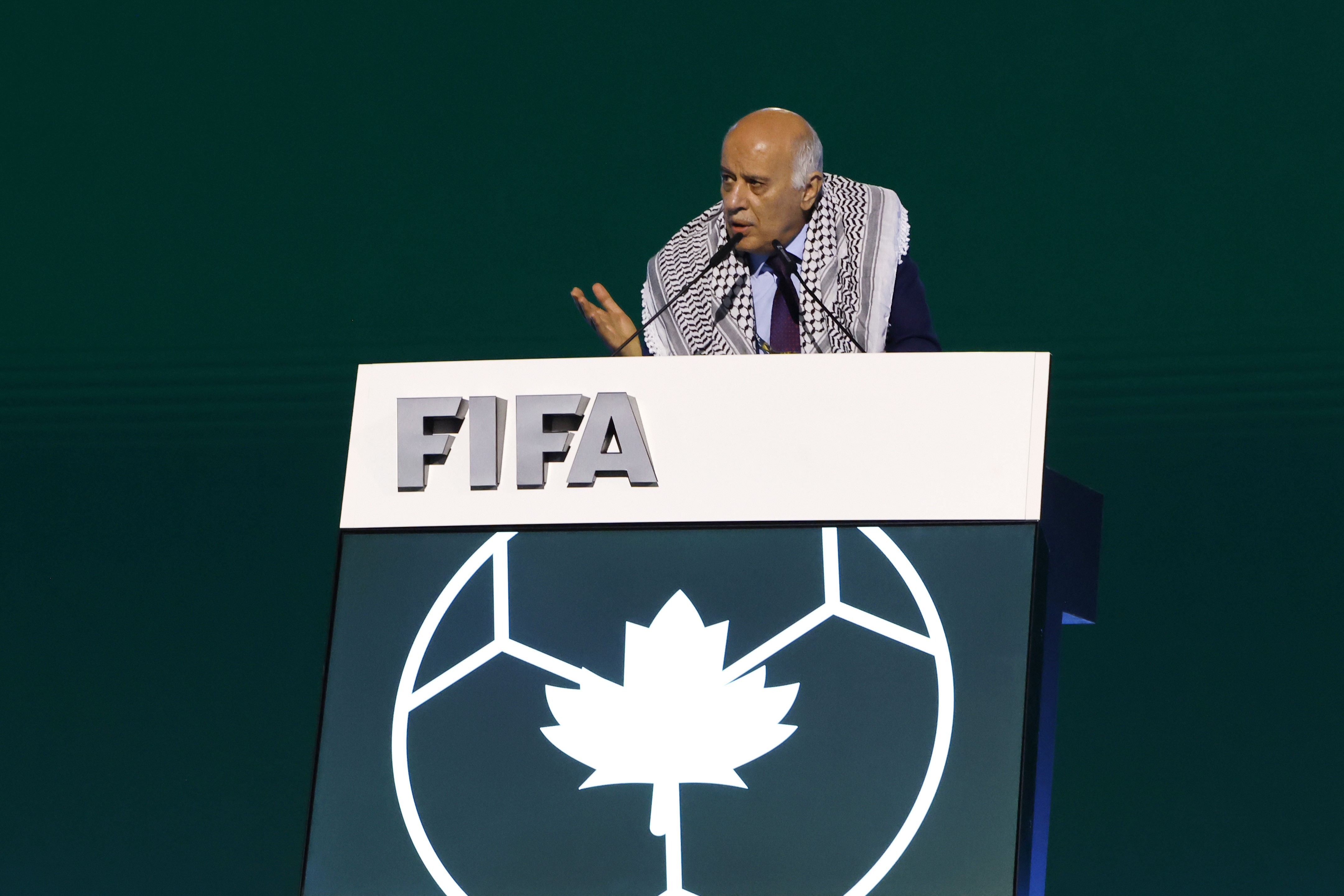 الرجوب خلال حديثه في مؤتمر فيفا في فانكوفر، 30 إبريل 2026 (إيفا ماري-Getty).jpg