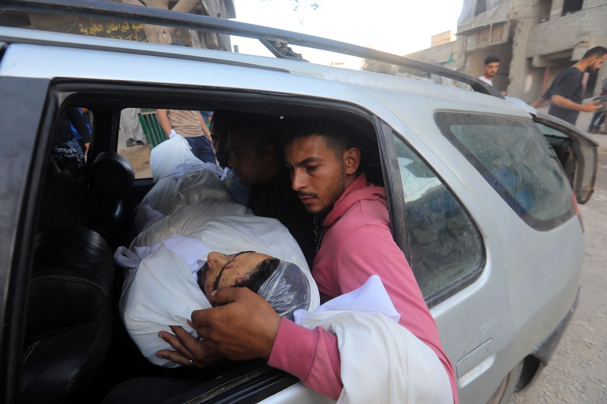 فلسطينيون ينعون جثمان شاب استشهد في غارة جوية إسرائيلية بطائرة مسيّرة استهدفت مجموعة من المدنيين شرق مدينة غزة، في 22 أيار/مايو 2026. وبحسب مصادر محلية، أسفرت الغارة عن استشهاد فلسطيني وإصابة آخرين. تصوير: بلال أسامة.