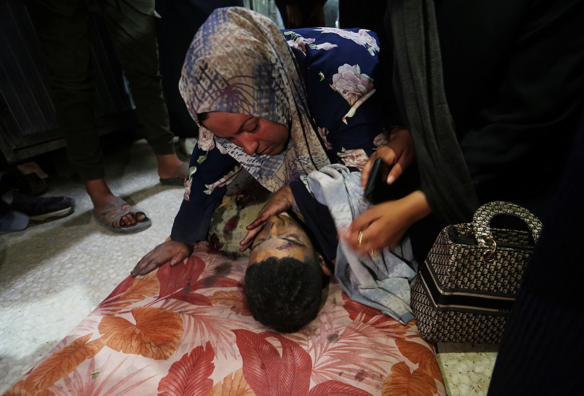 مشيعون يحملون جثمان الطفل الفلسطيني محمود سحويل (15 عاما)  خلال جنازة أقيمت في مستشفى الشفاء بمدينة غزة، 5 مايو/أيار 2026. استشهد الطفل في غارة إسرائيلية استهدفت نقطة تفتيش تابعة للشرطة في حي النصر، غرب غزة. (صورة: بلال أسامة)