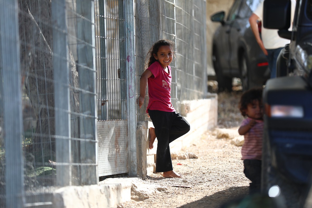قرية خان الأحمر البدوية الفلسطينية شرق القدس، في 19 أيار/ مايو 2026، حيث يعيش نحو 350 فلسطينيًا تحت تهديد أوامر إخلاء إسرائيلية، وسط تصاعد اعتداءات المستوطنين والقيود المفروضة على الرعي والتنقل. تصوير: مأمون وزواز.
