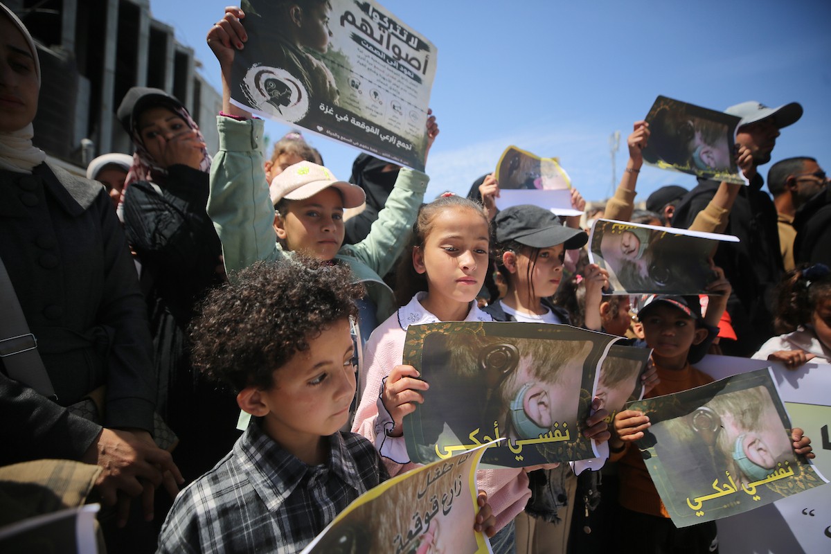 فلسطينيون، من أقارب أطفال خضعوا لزراعة قوقعة الأذن، يشاركون في اعتصام للمطالبة باستئناف العلاج الطبي لأطفالهم في مدينة غزة، 2 مايو/أيار 2026.(صورة: عمر أشتوي)