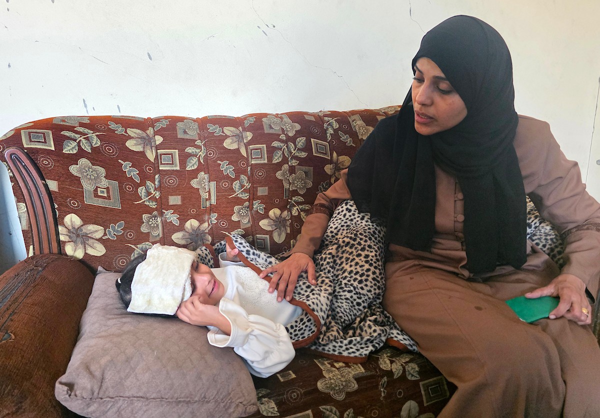 الطفلة الفلسطينية رفيف أبو سيدو (5 سنوات) تعاني التهابات حادة في المثانة واختلال في وظائف الكلى، بينما تنتظر الحصول على تشخيص طبي دقيق داخل أحد مستشفيات جنوب قطاع غزة، في ظل تدهور المنظومة الصحية ونقص الأجهزة والمستلزمات الطبية.تصوير صورة: طارق محمد