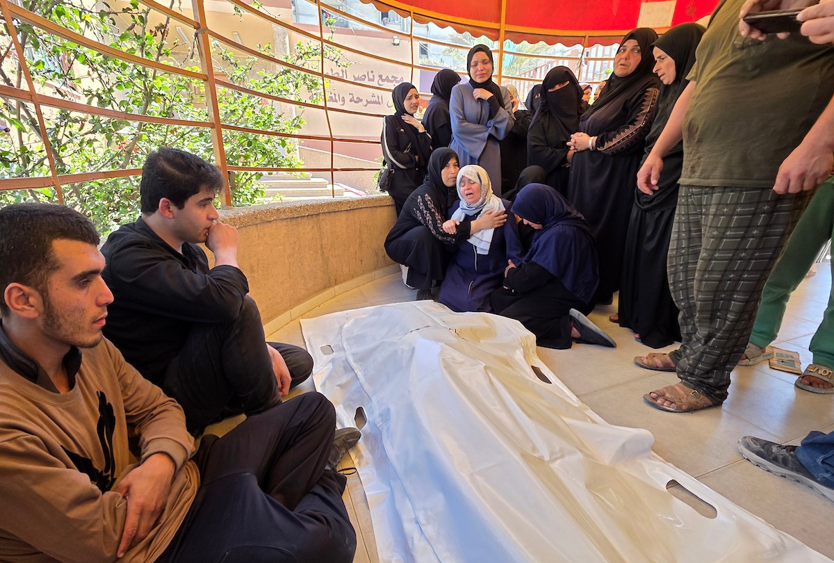 فلسطينيون يودعون طفلاً وامرأة قُتلا في غارة إسرائيلية استهدفت مخيم الغيث في مواسي خان يونس جنوب قطاع غزة في 25 مايو/أيار 2026. صورة: طارق محمد