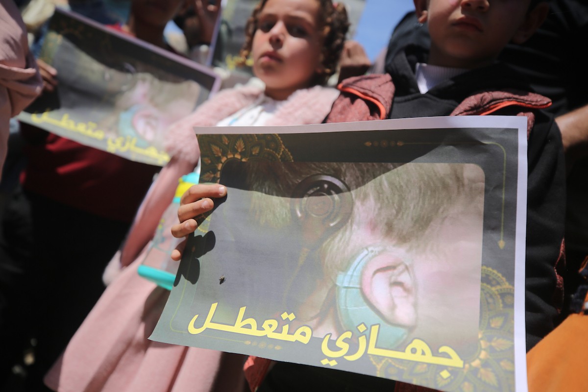 فلسطينيون، من أقارب أطفال خضعوا لزراعة قوقعة الأذن، يشاركون في اعتصام للمطالبة باستئناف العلاج الطبي لأطفالهم في مدينة غزة، 2 مايو/أيار 2026.(صورة: عمر أشتوي)