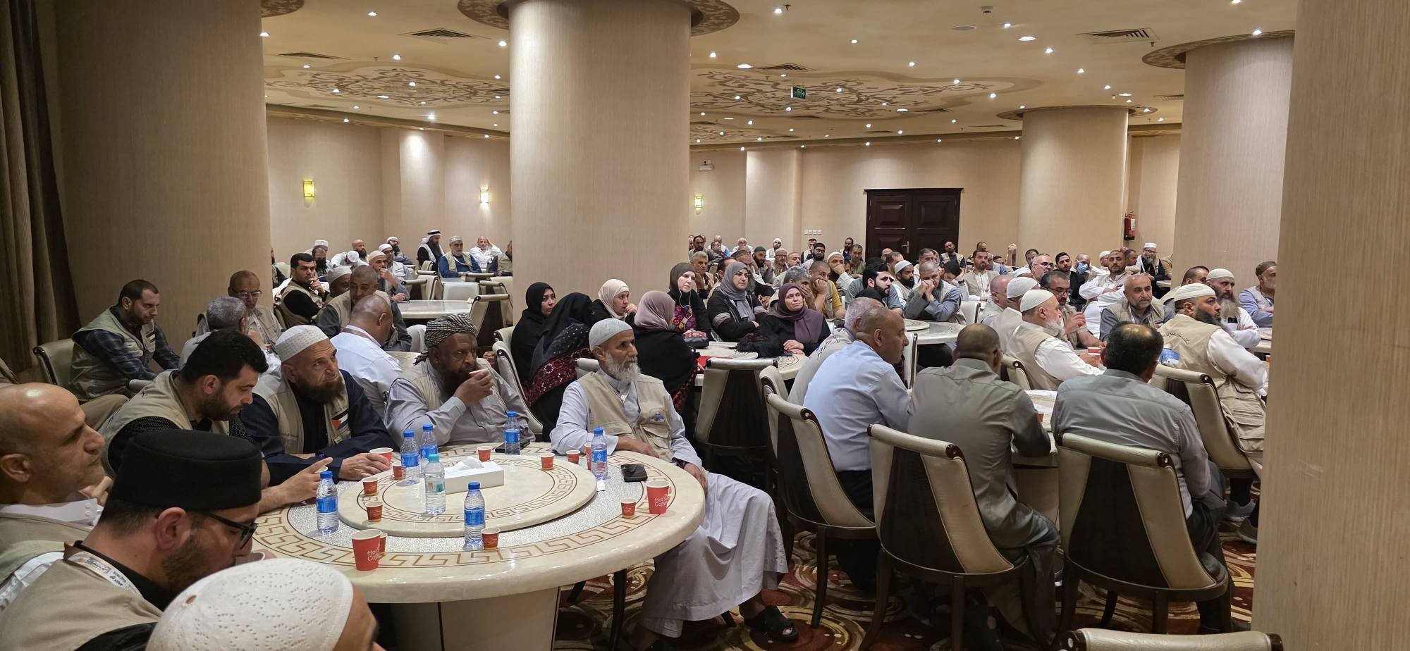 وزير الأوقاف يترأس اجتماع بعثتي الحج في مكة 33.jpg