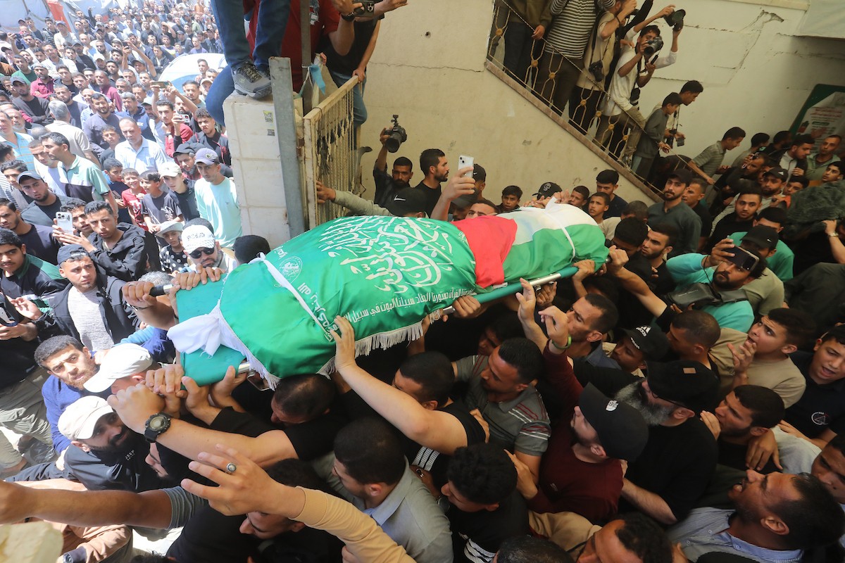 مشيعون يحملون جثمان قائد الجناح العسكري لحركة حماس، عز الدين الحداد، خلال جنازته في مدينة غزة، بعد اغتياله في غارة إسرائيلية استهدفته مساء الجمعة. غزة، 16 مايو/أيار 2026. تصوير: بلال أسامة